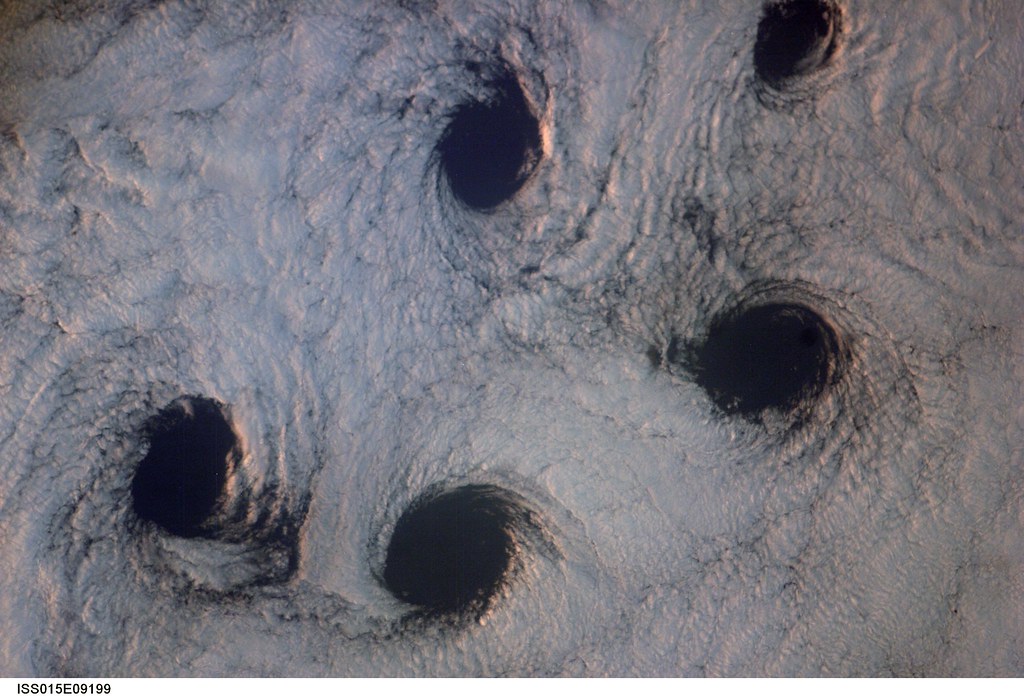 Von Karman Cloud Vortices, Aleutian Islands (NASA, International Space Station Science, 05/23/07)